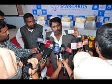 షాపింగ్‌కు ప్రత్యేకం: స్టార్ కార్డ్స్ (ఫోటోలు)