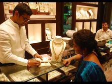 ధన్‌తేరస్: ఆభరణాలకు తగ్గిన గిరాకీ, మెరిసిన నాణేలు