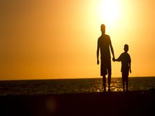 4 ఏళ్ల కొడుకు తన తండ్రికి 2 కోట్లు ఇచ్చాడు ఎలాగో  చూద్దామా!