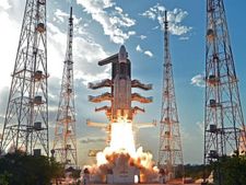 ఇస్రో విజయవంతంగా PSLV రాకెట్ ను కక్షలోకి ప్రవేశపెట్టింది?