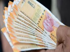 డాలర్ తో పోల్చిచూస్తే మరోసారి పుంజుకున్న రూపాయి.