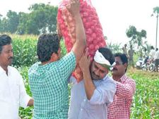  వైఎస్ఆర్ కాంగ్రెస్ పార్టీ ఎమ్మెల్యే చేసేది చూస్తే మీరే సూపర్ అంటారు ఏంటో మీరే చూడండి.