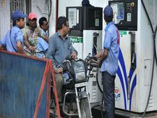 గత రెండు రోజులు స్థిరంగా కొనసాగిన పెట్రోల్ ధరలు పెరిగాయి.