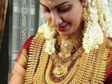 బంగారం ధరలు స్పల్పంగా తగ్గుముఖం పట్టింది.ధరలు చూడండి.