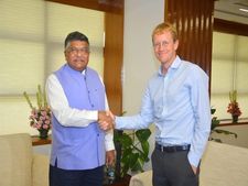 ఇక నుంచి వాట్సాప్ లో ఫేక్ న్యూస్లు వస్తే తటా తీయండి : కేంద్రం