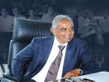 యజమాని అంటే ఇలా ఉండాలి ఉద్యోగులకి కార్లు గిఫ్ట్!