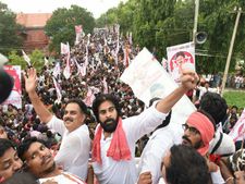 జనసేన మేనిఫెస్టో విడుదల?ప్రజలపై కురిపించిన వరాలు అద్భుతం అని అనాలా?