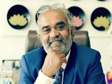  దీపావళి కానుకగా తన ఉద్యోగులకూ కారు గిఫ్ట్‌గా ఇచ్చిన యజమాని ఎవరో తెలుసా?