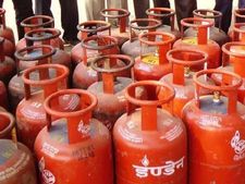 మూడు నెలల తరువాత పెరిగిన ఎల్పిజి సిలిండర్ ధరలు.