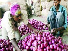 రూ.1 కే ఒక్క కిలో ఉల్లి భారీగా పడిపోయిన ధరలు త్వరపడండి