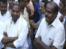 కర్ణాటక ప్రభుత్వం పెట్రోల్,డీజిల్ పై పన్ను రేటు పెంచేసింది.