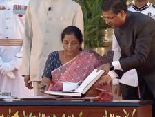 ఎవరూ ఊహించని మోడీ నిర్ణయం: తెలుగింటి కోడలు నిర్మలకు కీలక ఆర్థిక శాఖ