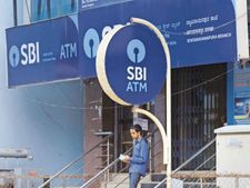 SBI కస్టమర్ అలర్ట్: FD, సేవింగ్ అకౌంట్స్, మినిమం బ్యాలెన్స్, MLCR వివరాలు తెలుసుకోండి