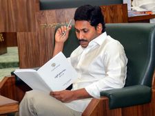 జగన్ అనూహ్య నిర్ణయం: ఆర్టీసీ విలీనం వల్ల ఎవరికి లాభం, ఎలా?