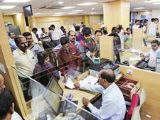  ఖాతాల్లో కనీస నిల్వ లేనందుకు బ్యాంకులు రూ.10,000 కోట్ల జరిమానా విధించాయ్...