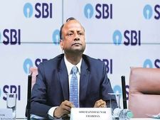 నెలలో లక్ష కోట్ల రుణాలు ఇవ్వగలం అన్న ఎస్బీఐ చైర్మన్ ... మందగమనానికి కారణం బ్యాంకులు కాదట !!