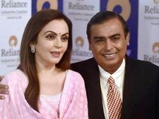 ముఖేష్ అంబానీ సతీమణి నీతా, సంతానానికి ఐటీ శాఖ నోటీసులు?
