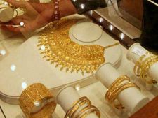 భారీగా పెరిగిన బంగారం ధర, బలహీనపడిన రూపాయి
