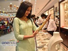 పండుగకు బంగారం కొనుగోలు చేస్తున్నారా?: ఈ విషయాలు గుర్తుంచుకోండి