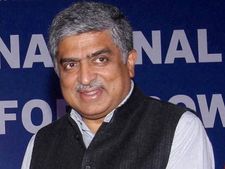 ఇన్ఫోసిస్ విజిల్ బ్లోయర్స్ ఫిర్యాదులు, స్టాక్ ఎక్స్చేంజ్‌కు నందన్ నీలేకని