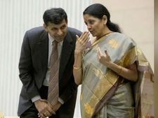 మోడీకి మెజార్టీ ఉంది కానీ, మీ పాలనలోనే ఎక్కువ పనిచేశా: నిర్మలకు రఘురాం రాజన్