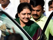 రూ.1,500 కోట్ల శశికళ ఆస్తులు ఆటాచ్: వందల కోట్లు ఎవరి పేరు మీద ఉన్నాయంటే?