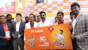 రూ.6,000 క్యాష్‌బ్యాక్, టీవీ ఉచితం: హ్యాపీ మొబైల్స్ సూపర్ ఆఫర్లు, ప్రారంభించిన రామ్ చరణ్