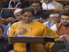 ఎర్రటిరంగు వస్త్రంలో బడ్జెట్ పత్రాలు, పార్లమెంటులో నిర్మల కూతురు