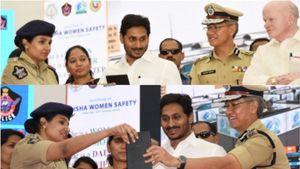 జగన్ సరికొత్త అధ్యాయం: 'దిశ' యాప్ ఓపెన్ చేసి బటన్ ప్రెస్ చేసినా, ఫోన్ ఊపినా చాలు!