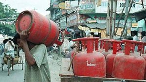  LPG cylinder price: భారీగా పెరిగిన గ్యాస్ సిలిండర్ ధర, నేటి నుండి రూ.100 పెంపు!