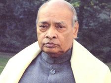 బంగారాన్ని తాకట్టు బెట్టిన దారుణ పరిస్థితి నుండి.. నేడు భారత్ ఇలా: సంస్కరణల రూపశిల్పి పీవీ