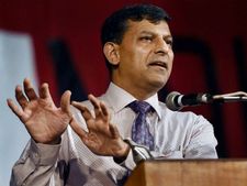 బ్యాంకుల్ని ప్రయివేటీకరించండి, డోర్లు తెరవాలి: మోడీ ప్రభుత్వానికి రఘురాం కీలక సూచనలు