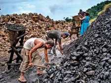 భారత బొగ్గుగనుల వేలంపై ఆసక్తి చూపని విదేశీ సంస్థలు ..40 శాతం గనులకు నో బిడ్డింగ్