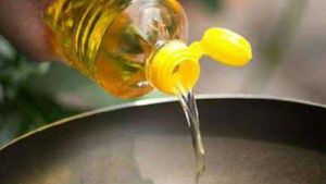 ఉల్లి తర్వాత షాకిస్తోన్న వంట నూనె, ఏడాదిలో రూ.30 వరకు పెరుగుదల: ఏది ఎంత పెరిగిందంటే