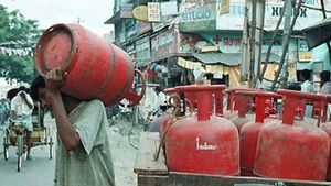 LPG Cylinder Price: సిలిండర్ ధరలు ఈ నెల ఎలా ఉన్నాయంటే?