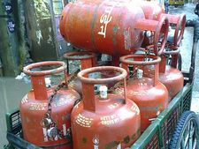 LPG Cylinder Prices: చమురు కంపెనీల షాక్, గ్యాస్ సిలిండర్ ధర పెంపు