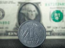 రూపాయి మరింత పతనం, వరుసగా 4 సెషన్‌లలో డౌన్