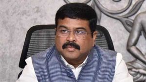 పెట్రోల్, డీజిల్ ధరలు ఎందుకు పెరుగుతున్నాయంటే? కాంగ్రెస్‍‌‌ను లాగిన ధర్మేంద్ర