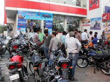 కరోనా సెకండ్ వేవ్ ఎఫెక్ట్, 66% తగ్గిన పీవీ సేల్స్, 65% పడిపోయిన టూవీలర్ సేల్స్