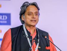 ఐటీఆర్ ఫైలింగ్ టైమ్‌లో ఎందుకు, కొత్త ఐటీ పోర్టల్‌తో సమస్యలు: శశిథరూర్ ఆగ్రహం