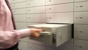 బ్యాంకులో ఖాతా లేకున్నా లాకర్, అలా ఐతే 100 రెట్ల జరిమానా