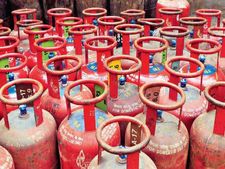 LPG cylinder price: పెట్రోల్, డీజిల్ ఊరట ఇచ్చిన భారంగా మారిన సిలిండర్ ధర