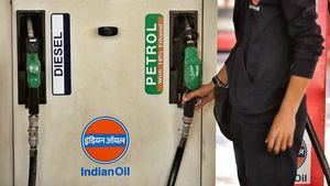 Petrol, Diesel Rates: హైదరాబాద్‌లో రూ.108కి దిగొచ్చిన పెట్రోల్, డీజిల్ రూ.100 లోపే