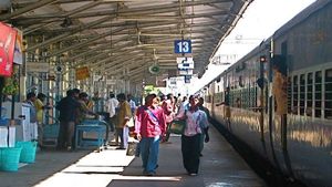 రైళ్లల్లో వీర బాదుడు: టికెట్‌పై రూ.50 ఎక్స్‌ట్రా: స్టేషన్లలో యూజర్ ఫీజు వసూళ్లు