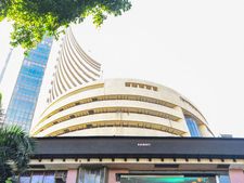 చివరి గంటలో పతనమైన మార్కెట్లు: సెన్సెక్స్ 450 పాయింట్ల లాభం నుండి, అంతే నష్టాల్లోకి..