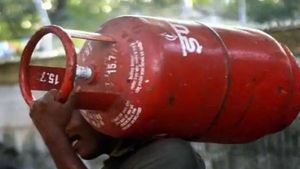 LPG Cylinder: సామాన్యులకు గుదిబండగా గ్యాస్.. ఒకేసారి రూ.1,050 పెంపు.. ఇలా అయితే కష్టమే.. 