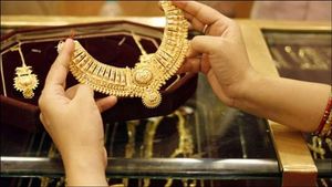 నెల రోజుల గరిష్టాన్ని తాకిన తర్వాత రూ.1300 తగ్గిన బంగారం ధరలు