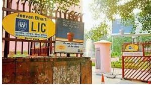  LIC IPO: పాపం LIC ఇన్వెస్టర్లు.. పడిపోతున్న షేర్ ధర.. ఏడాది ఆగినా  రేటు పెరగదా.. 