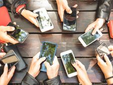 Smart Phones: స్మార్ట్ ఫోన్ కొనాలనుకునే వారికి గుడ్ న్యూస్.. పండక్కి భారీ ఆఫర్లు.. సిద్ధమైన కంపెనీలు.. 