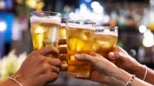 Beer For Oil: మందుబాబులకు స్పెషల్..  సన్‌ఫ్లవర్ ఆయిల్‌కు బీర్..! పబ్ సరికొత్త ఆలోచన.. 